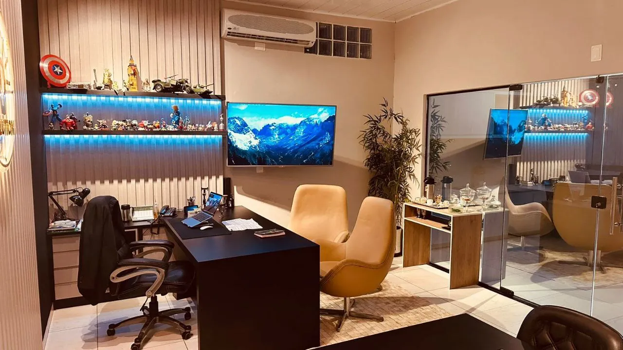 Sala de reunião com poltronas e mesa de atendimento