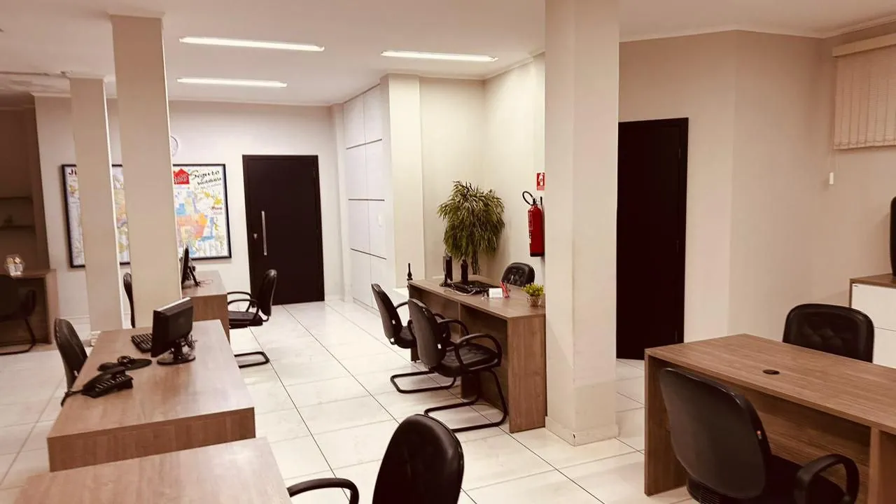Salão com estações de trabalho da equipe